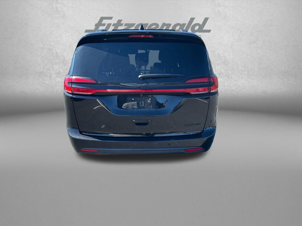 Used 2025 Chrysler Pacifica Limited image 4