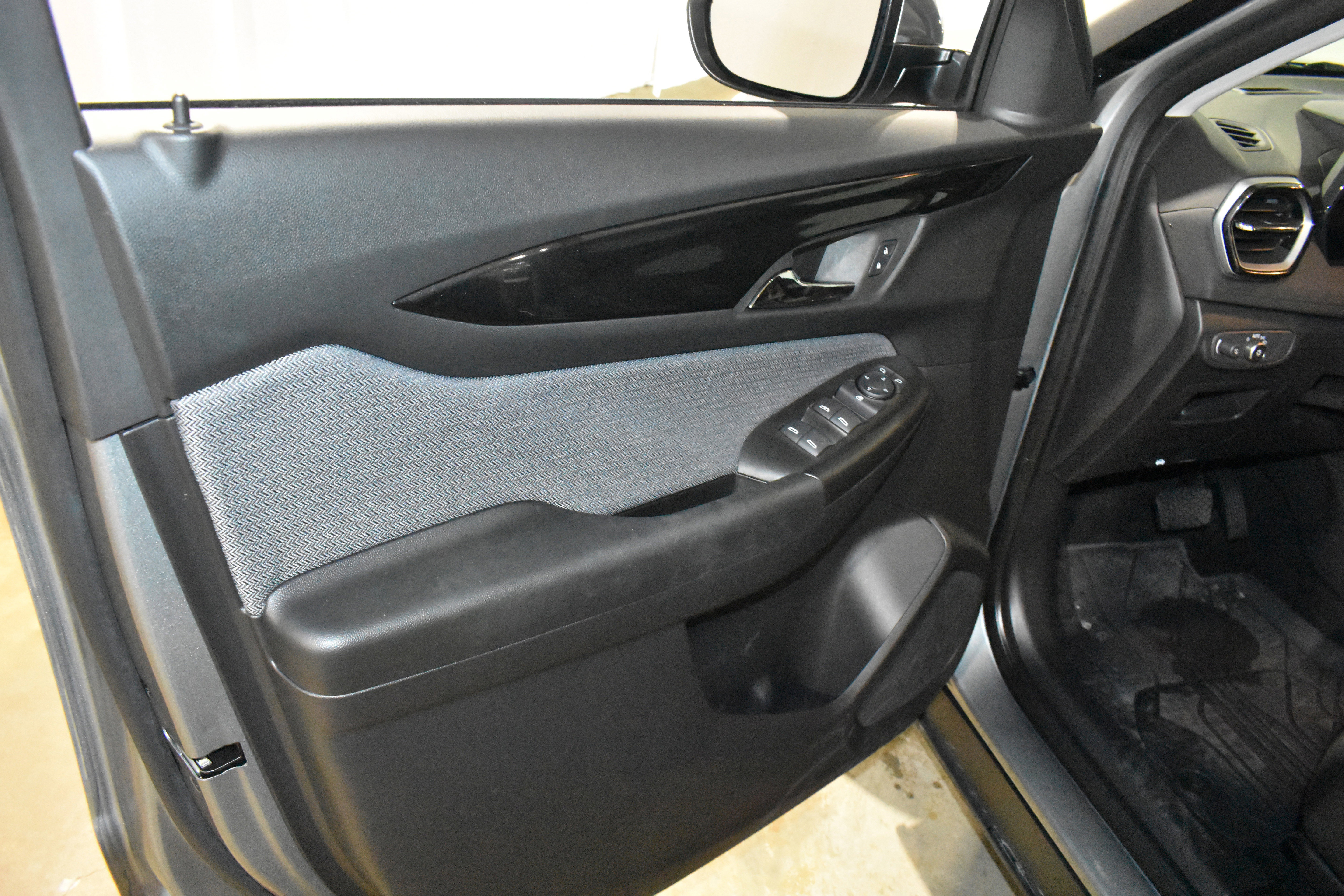 Used 2025 Chevrolet TrailBlazer LT w/ Driver Confidence Package image 25