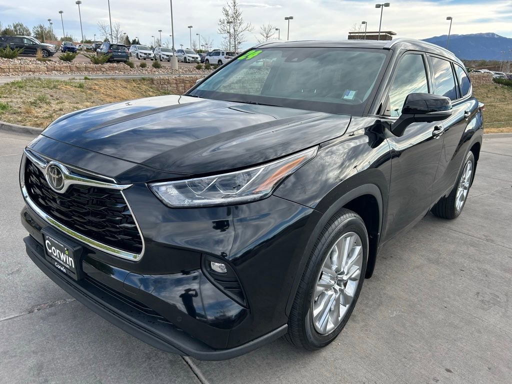 Used 2024 Toyota Highlander Limited AWD/4WD image 3