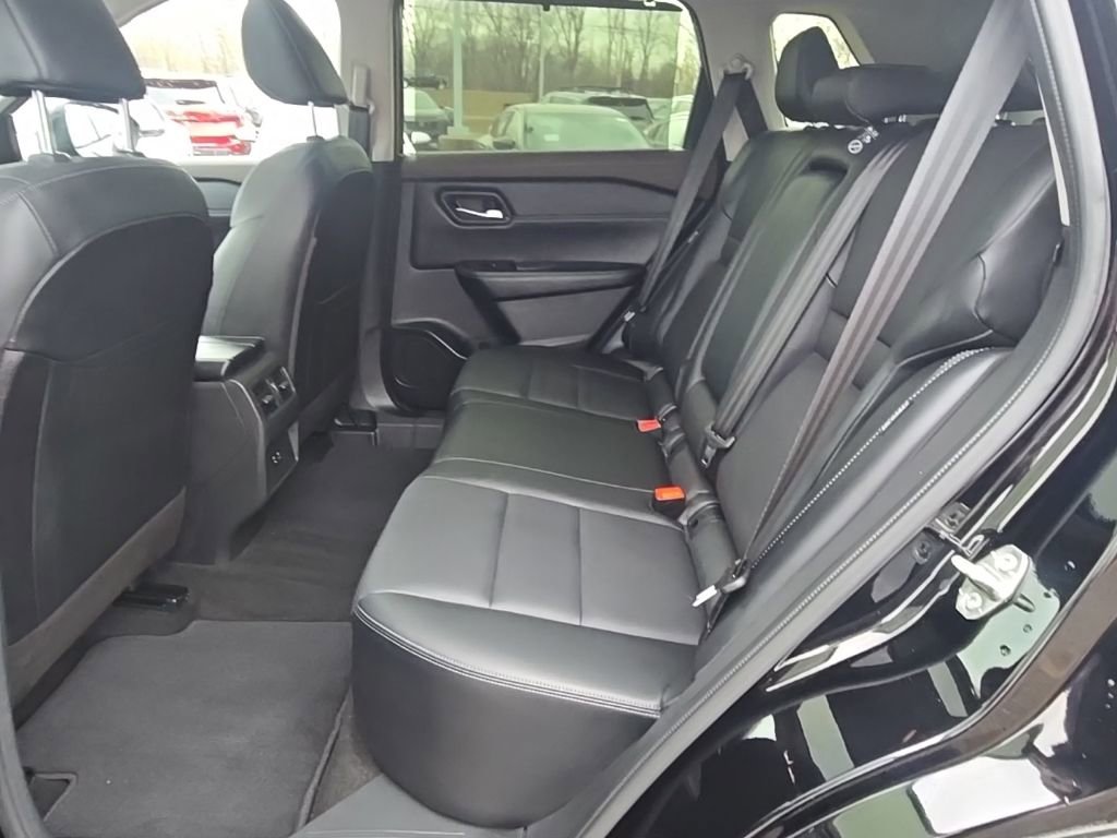 Used 2023 Nissan Rogue SV w/ SV Premium B Package image 34