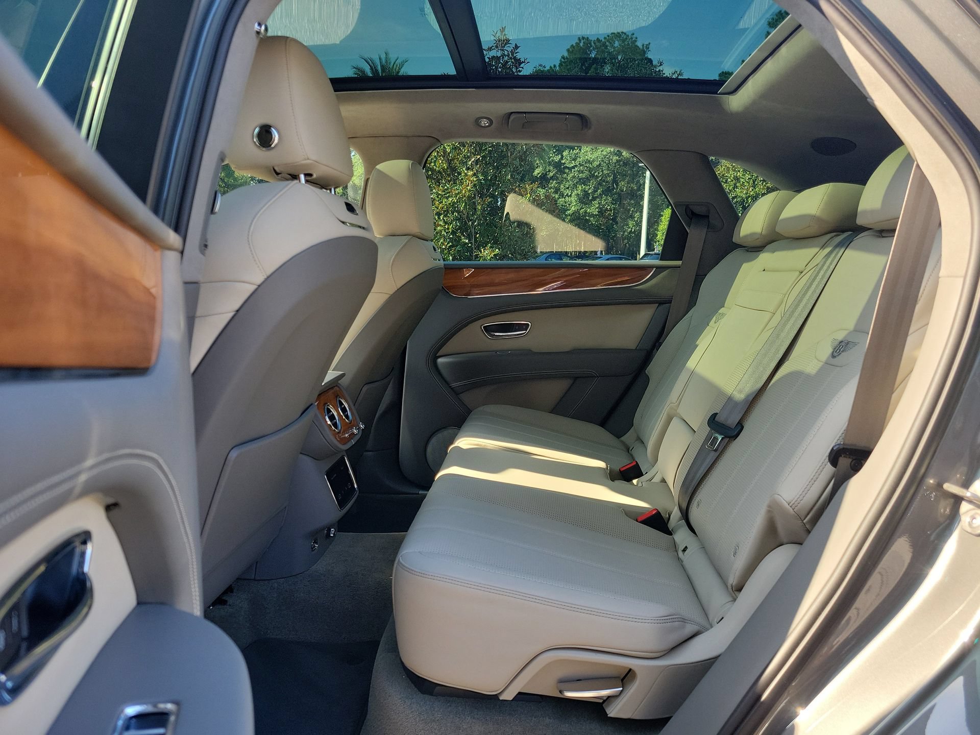 Certified 2023 Bentley Bentayga Plug-In Hybrid AWD/4WD image 20