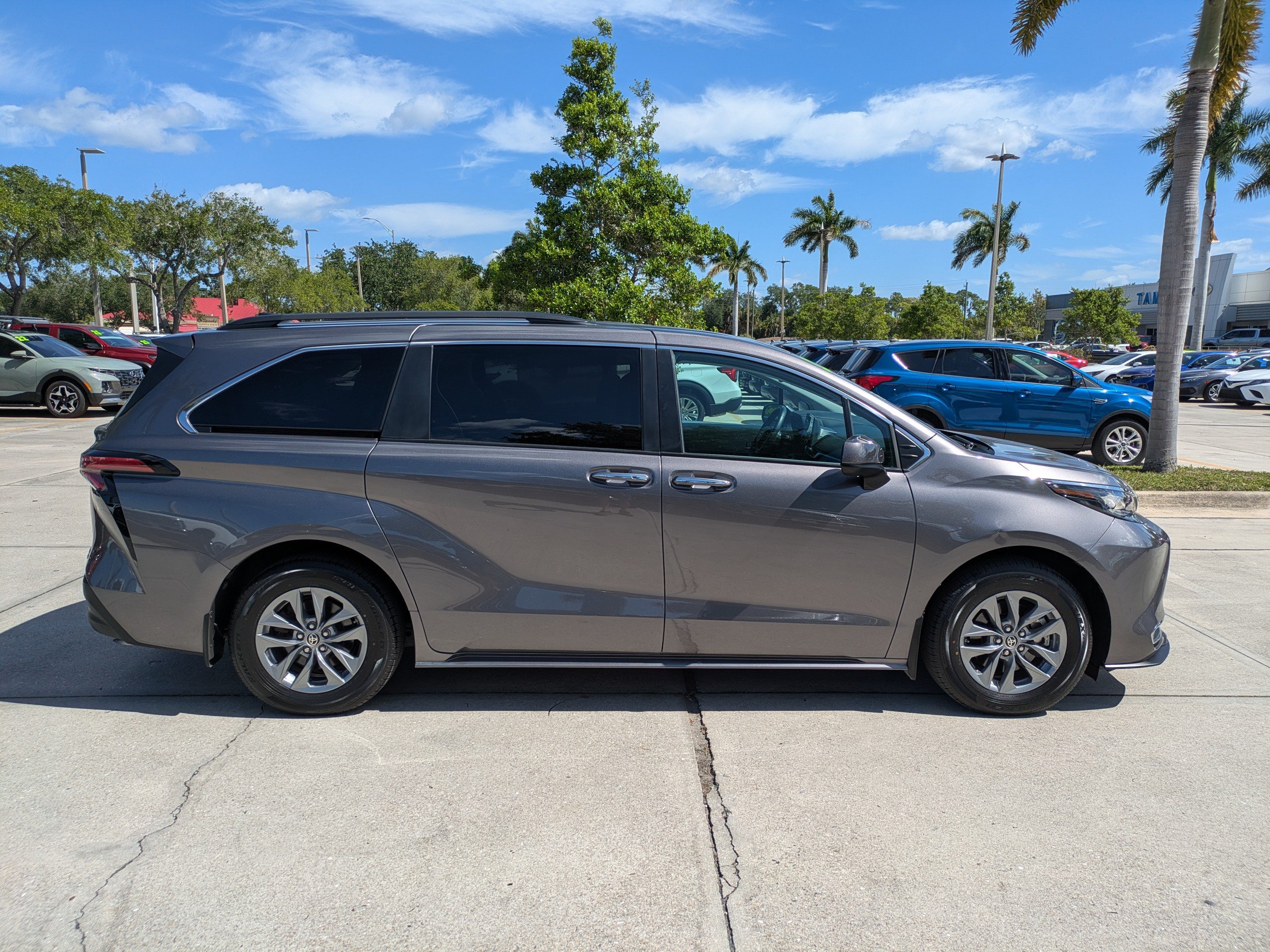 Used 2022 Toyota Sienna XLE AWD/4WD image 3