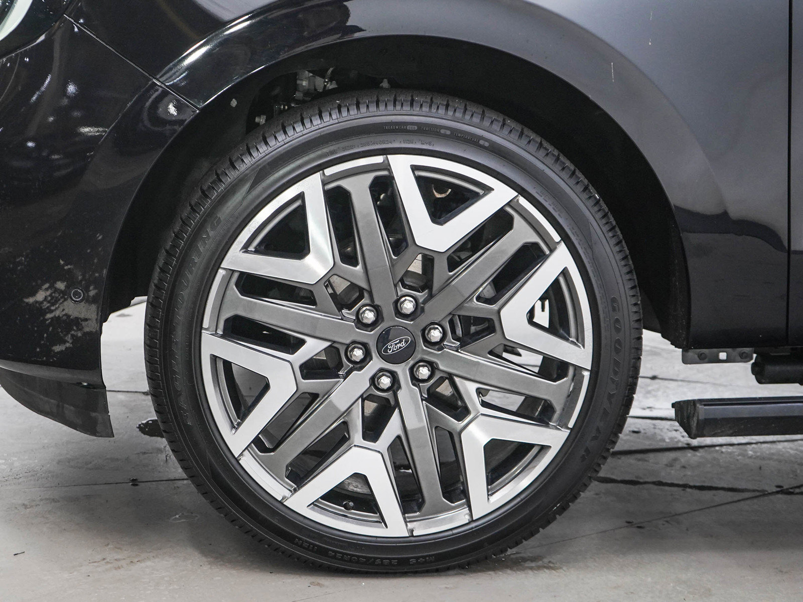 Used 2025 Ford Expedition Platinum w/ Platinum Ultimate Package AWD/4WD image 32
