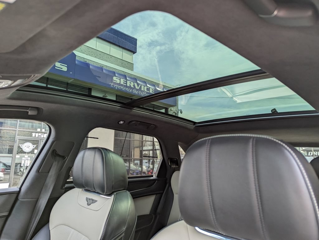 Used 2018 Bentley Bentayga AWD/4WD image 30
