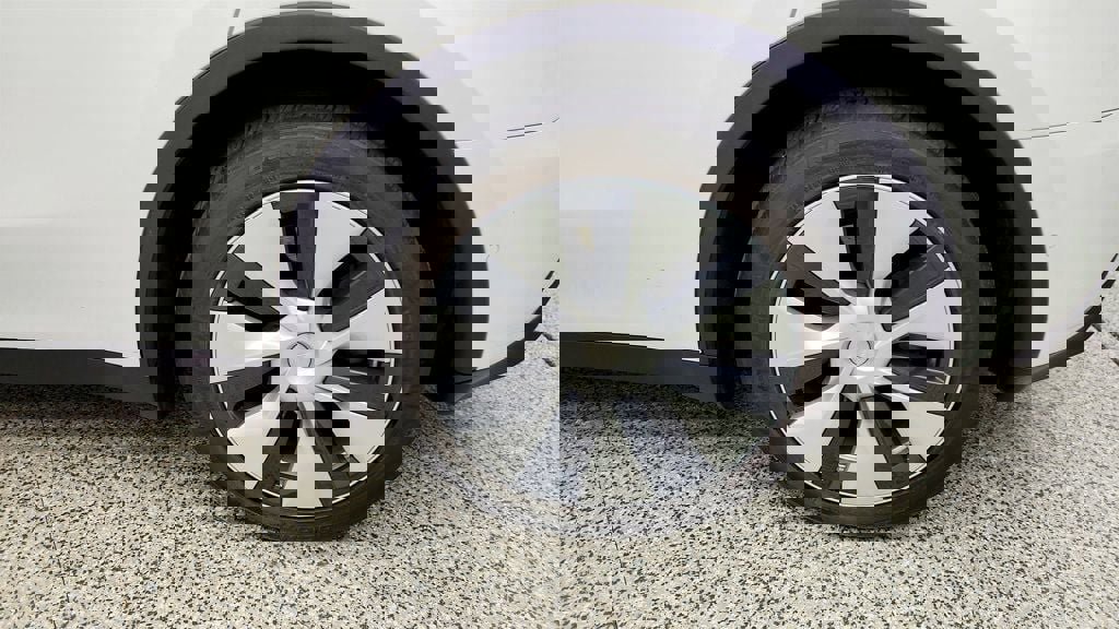 Used 2021 Tesla Model Y Long Range image 9