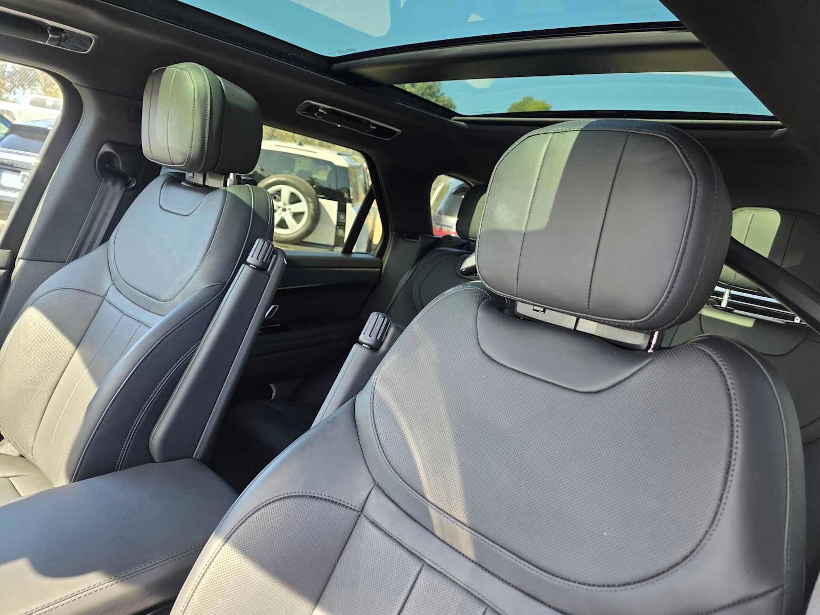 Used 2025 Land Rover Range Rover Sport SE AWD/4WD image 25