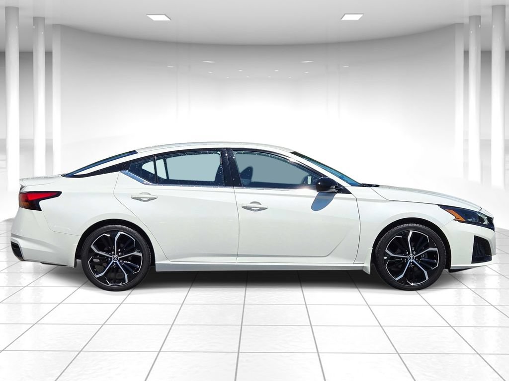 Used 2023 Nissan Altima 2.5 SR FWD image 2