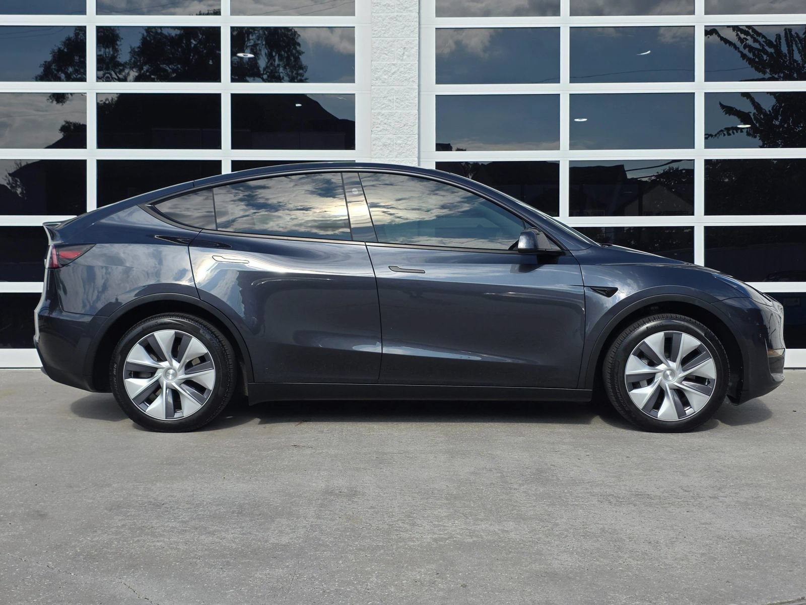 Used 2024 Tesla Model Y Long Range AWD/4WD image 3