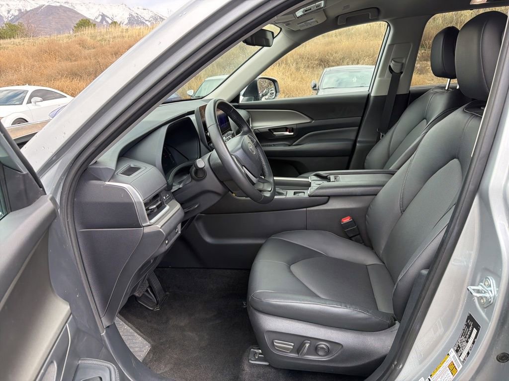 Used 2025 Toyota Grand Highlander AWD image 11
