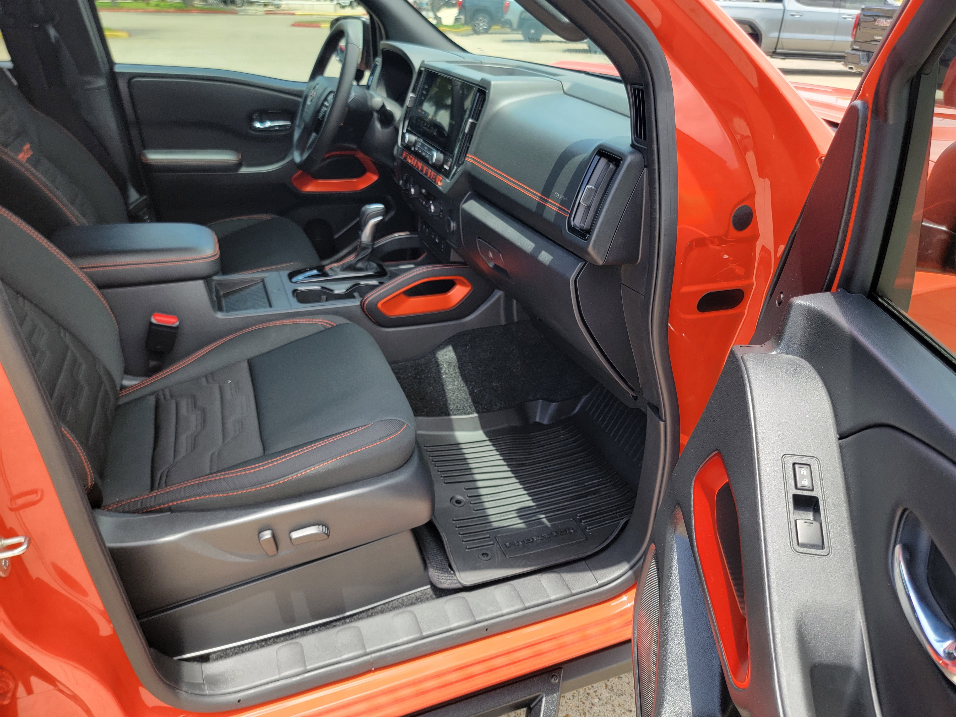 Used 2025 Nissan Frontier PRO-4X w/ Pro Convenience Package image 11