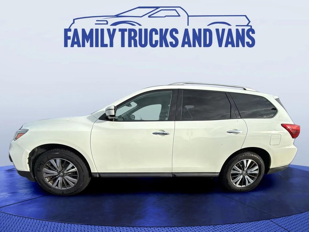 Used 2017 Nissan Pathfinder SV image 2