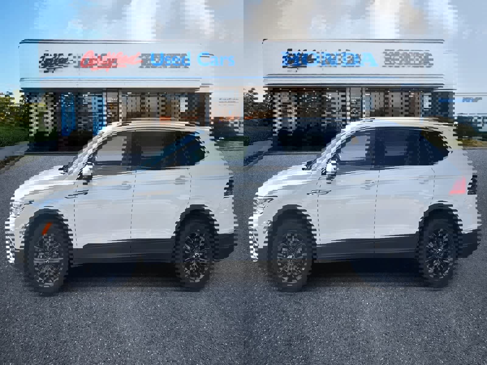 Used 2022 Volkswagen Tiguan SE image 2