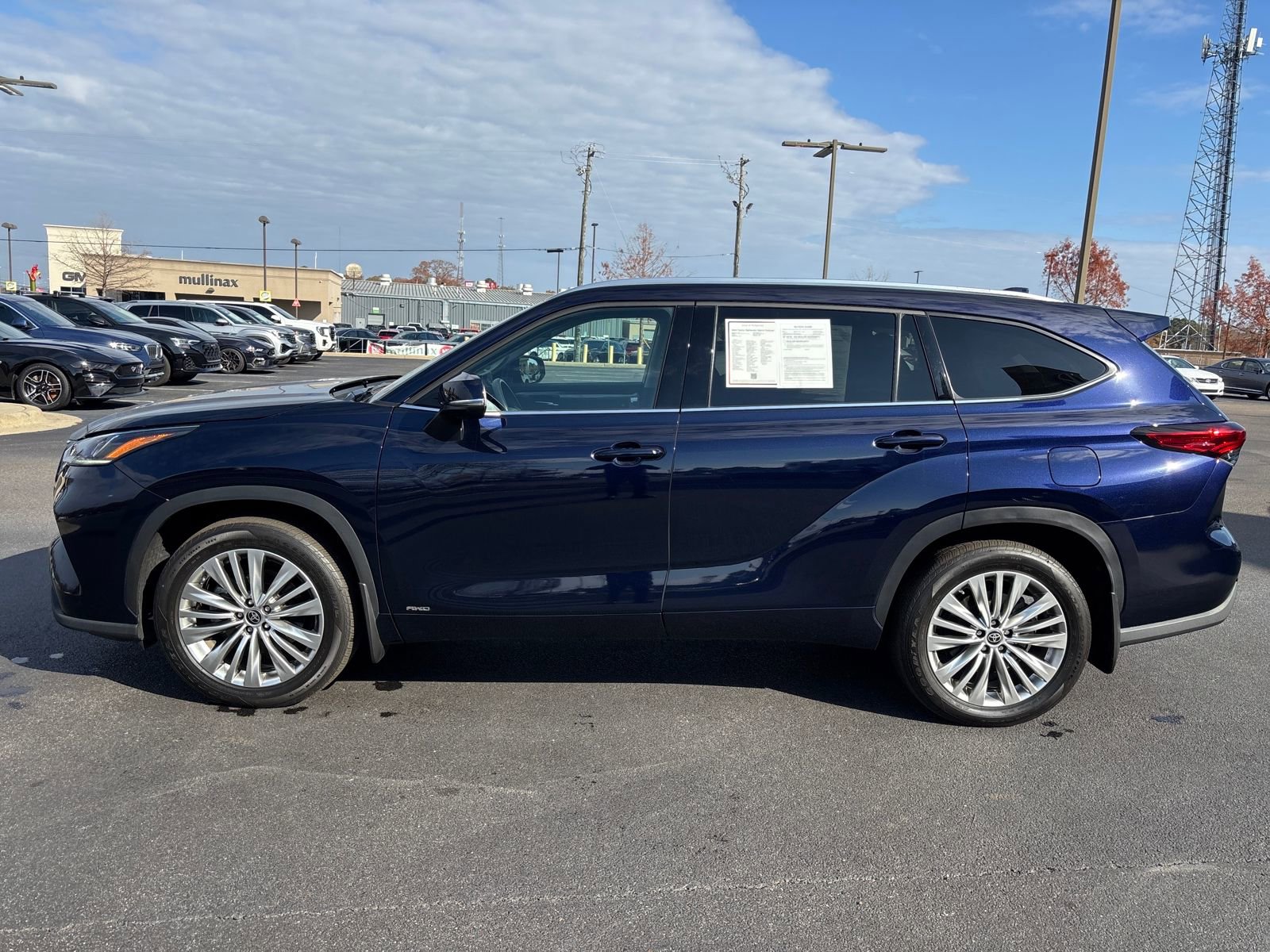 Used 2023 Toyota Highlander Platinum image 2