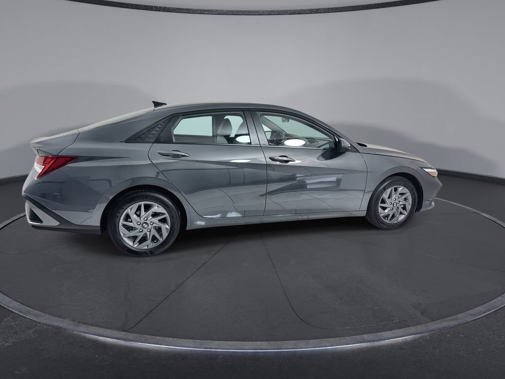 Used 2026 Hyundai Elantra Hybrid FWD image 9