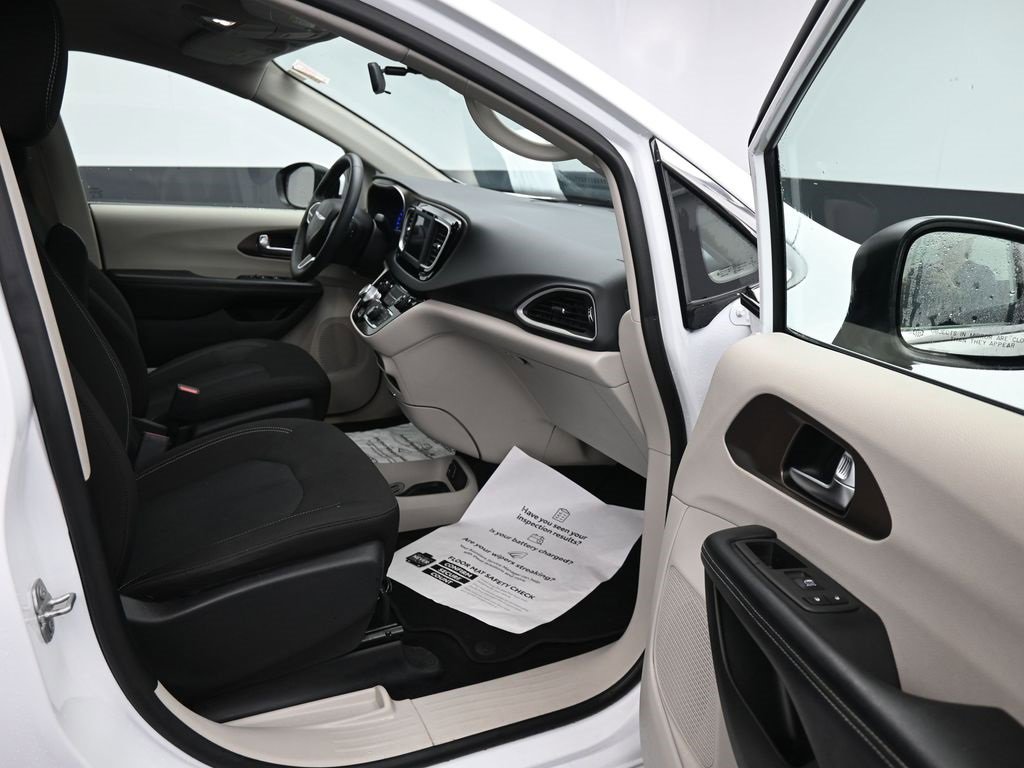 Used 2022 Chrysler Voyager LX image 13