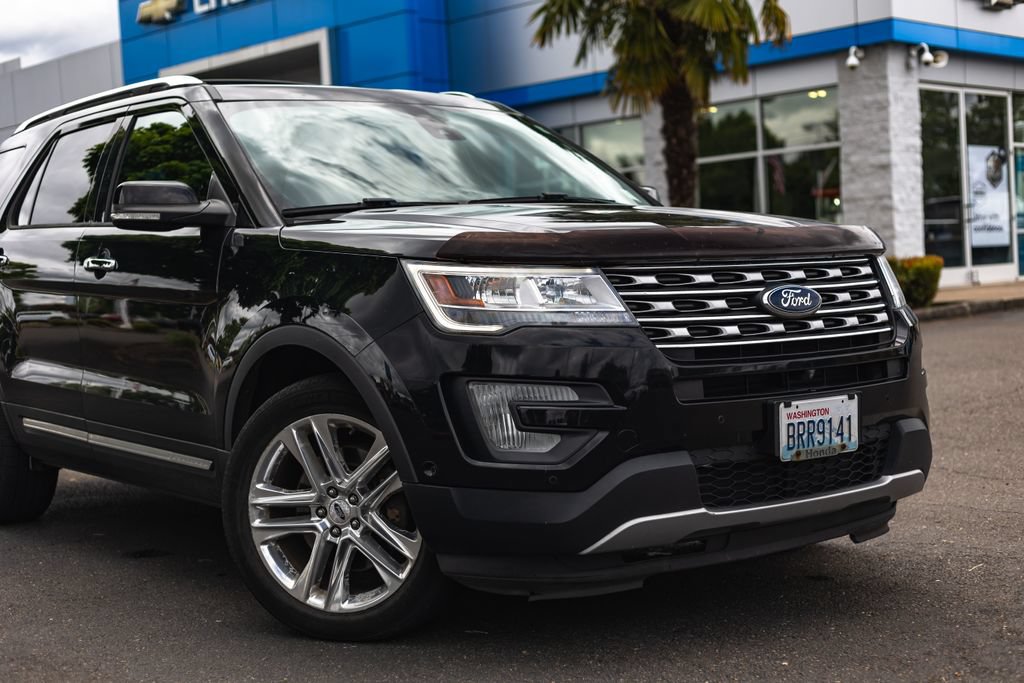Used 2017 Ford Explorer Limited w/ Equipment Group 301A AWD/4WD image 3