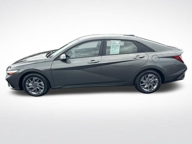 Used 2024 Hyundai Elantra SEL FWD image 2