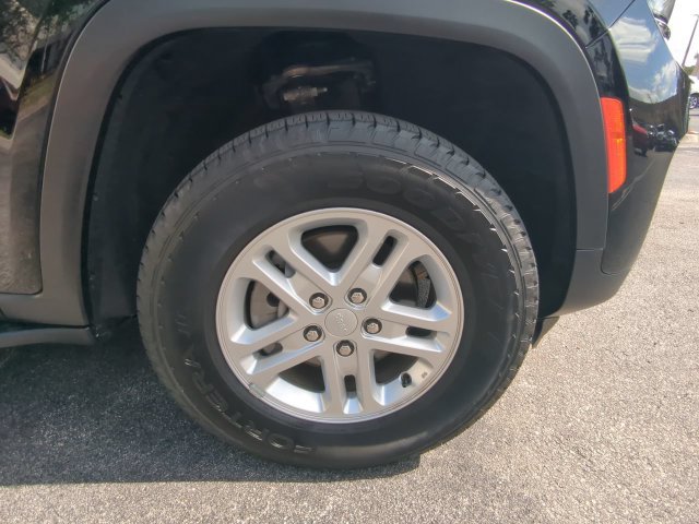 Used 2025 Jeep Grand Cherokee Laredo w/ Luxury Tech Group I RWD image 11
