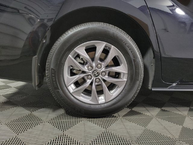 Used 2025 Toyota Sienna XLE w/ XLE Plus Package FWD image 12