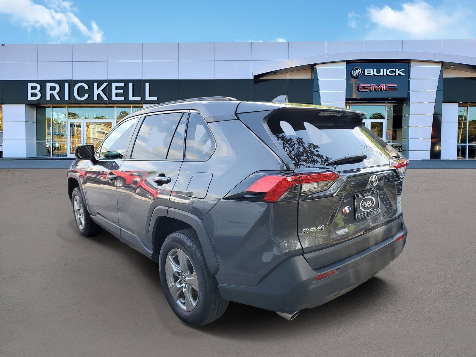 Used 2024 Toyota RAV4 XLE FWD image 4