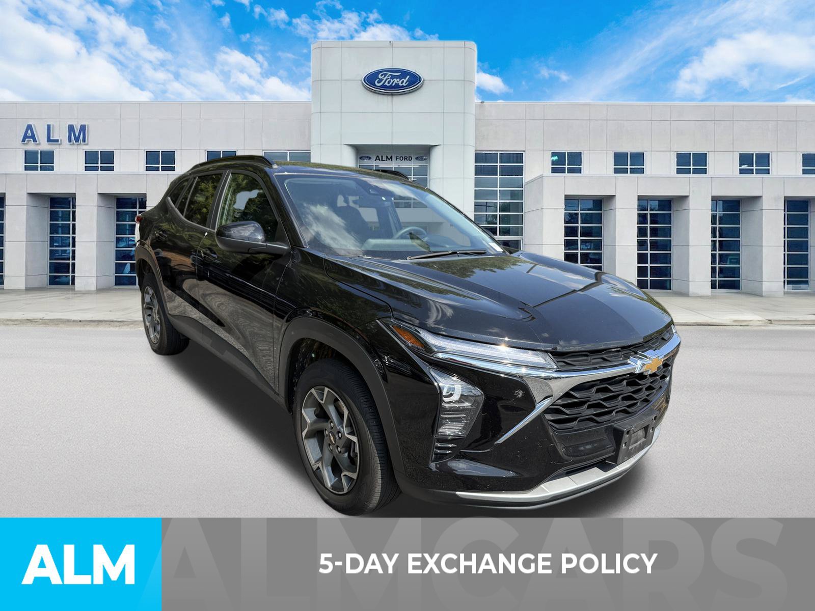 Used 2025 Chevrolet Trax LT FWD image 3