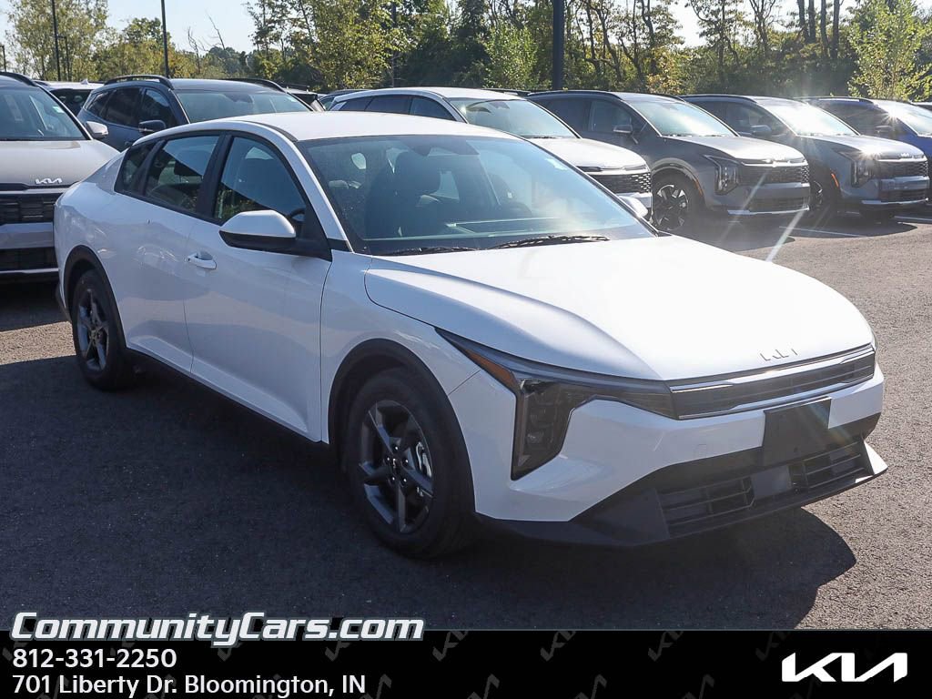 New 2025 Kia K4 LXS image 1