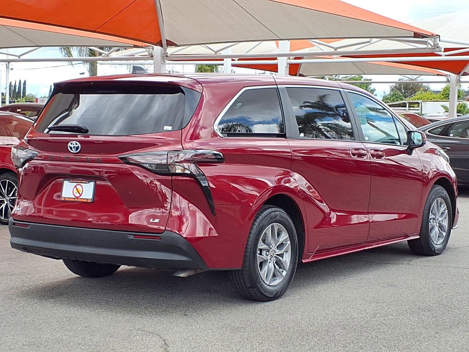 Certified 2025 Toyota Sienna LE FWD image 4
