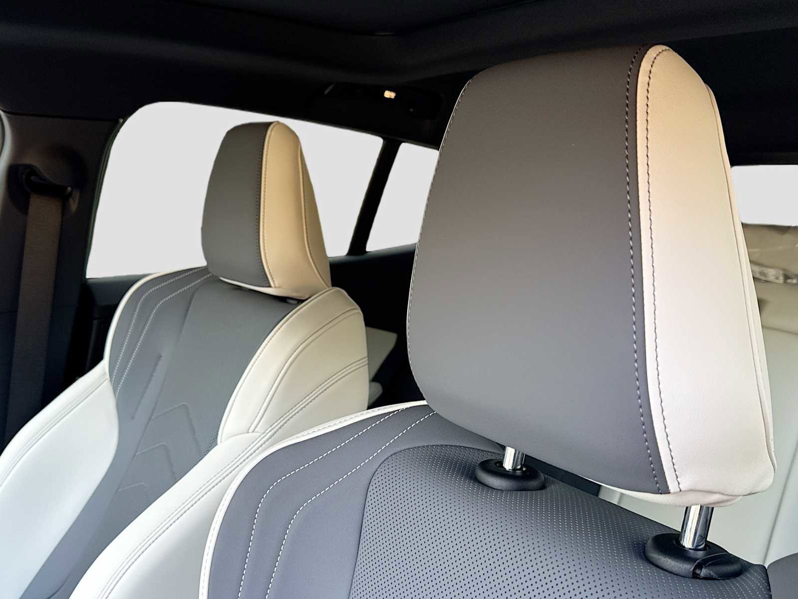 New 2026 BMW X2 xDrive28i AWD/4WD image 16