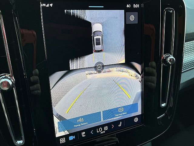 Used 2025 Volvo XC40 B5 Plus image 26