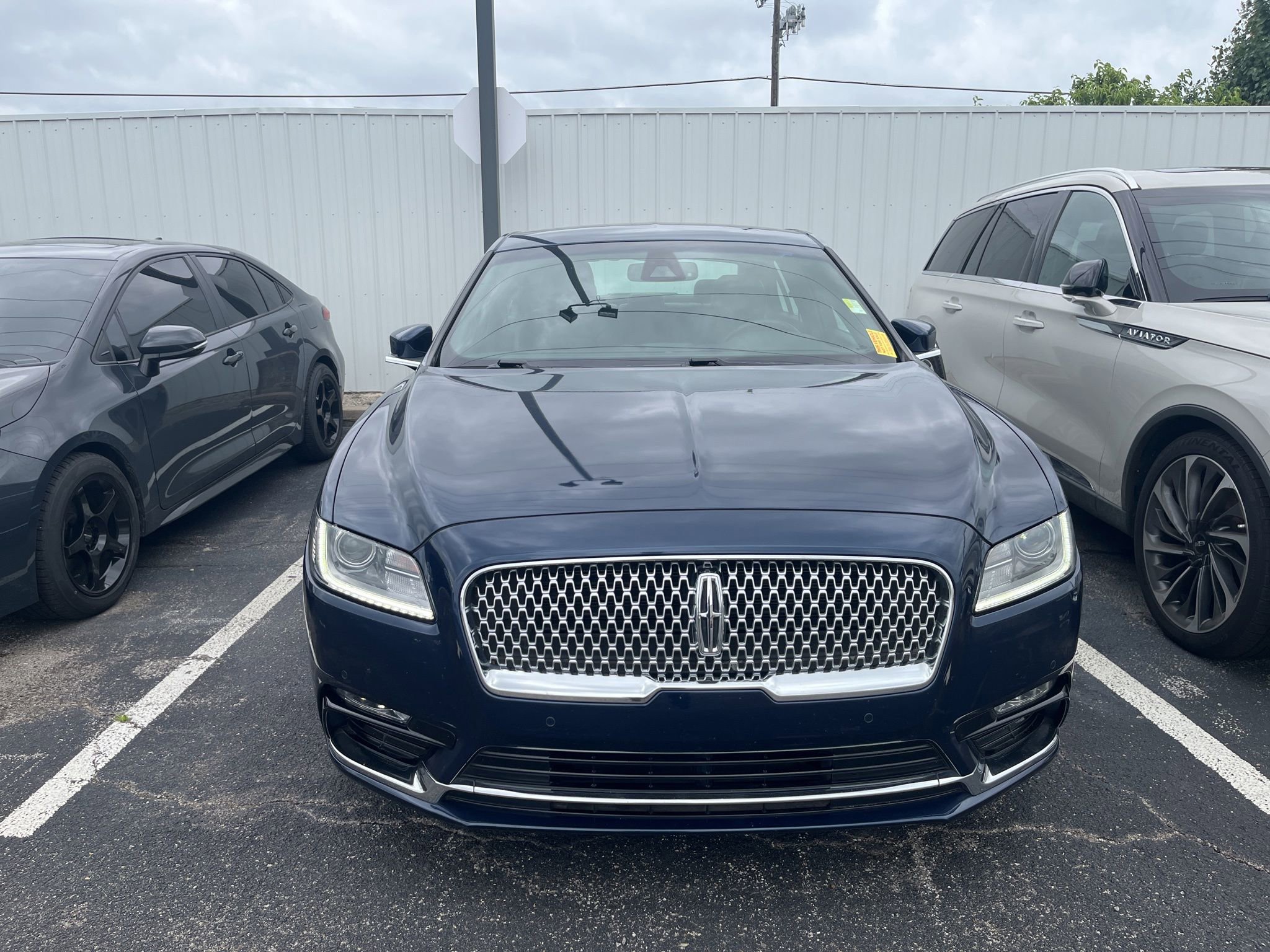 Used 2017 Lincoln Continental Select w/ Climate Package FWD image 2