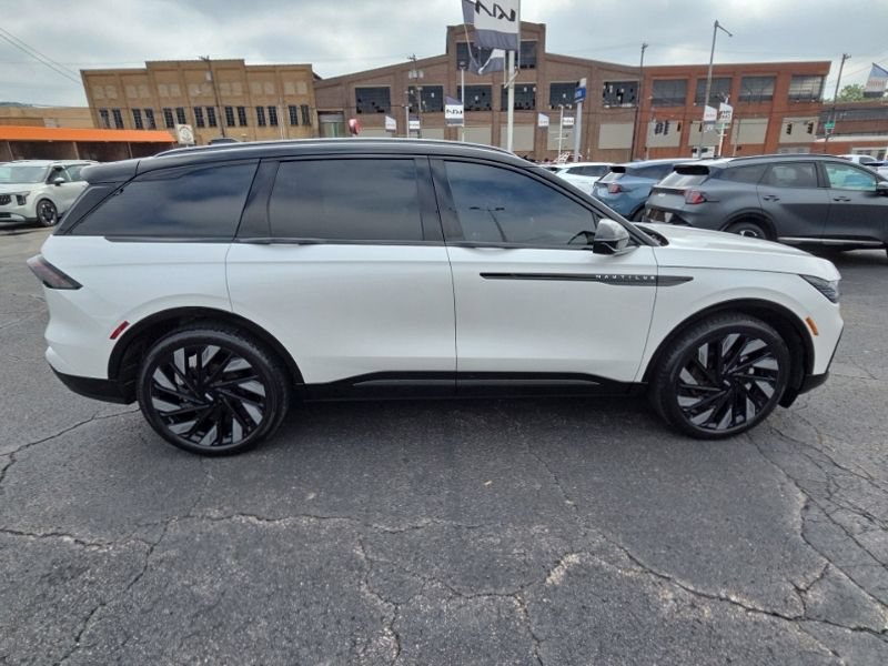 Used 2025 Lincoln Nautilus Reserve w/ Jet Appearance Package AWD/4WD image 8