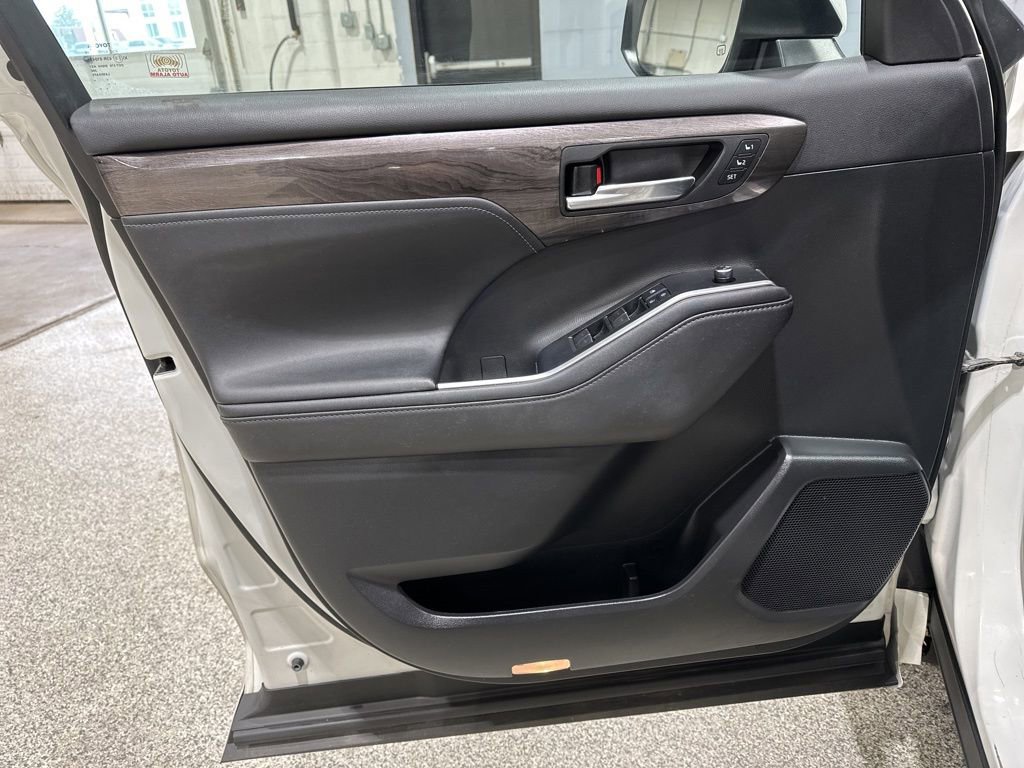 Certified 2020 Toyota Highlander Platinum AWD/4WD image 13