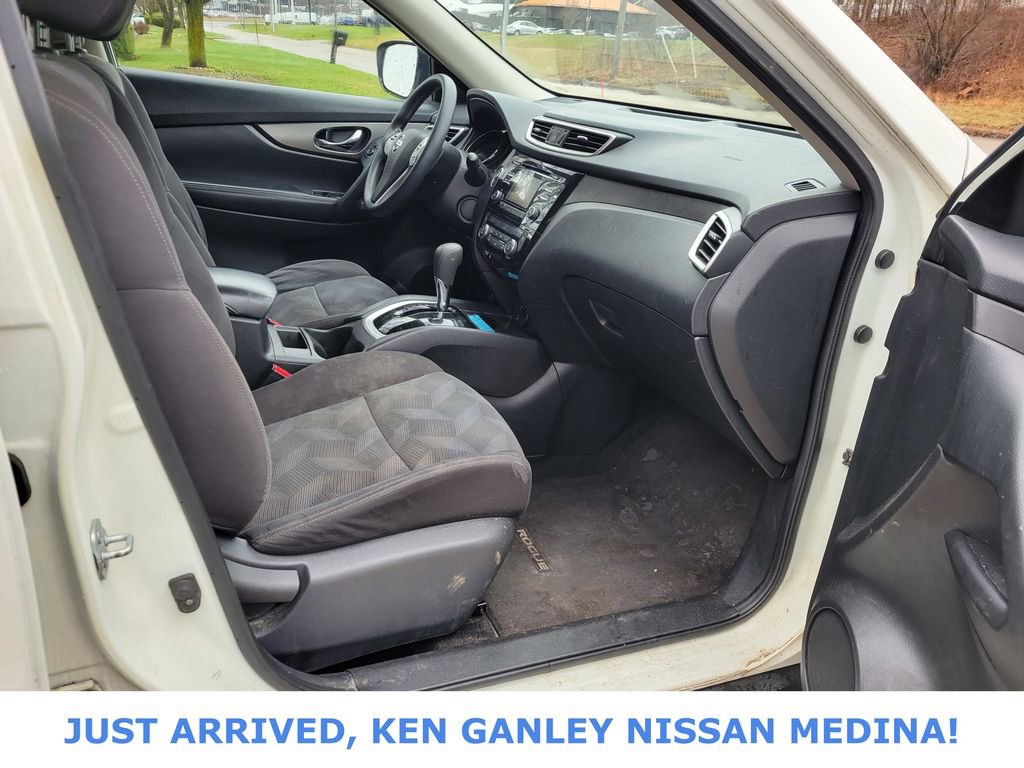 Used 2016 Nissan Rogue SV image 22