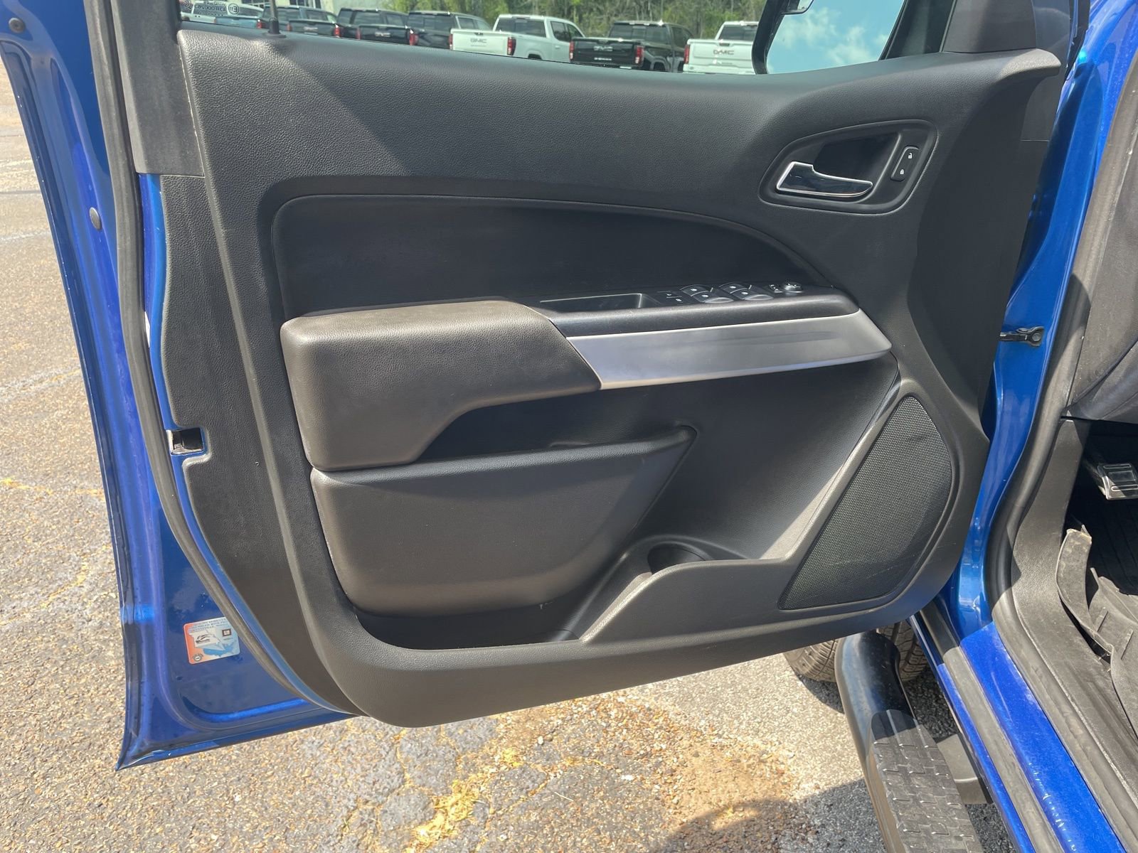 Used 2020 Chevrolet Colorado LT w/ Safety Package image 12