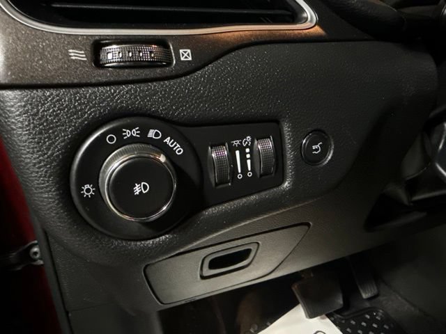 Used 2019 Jeep Cherokee Trailhawk AWD/4WD image 8