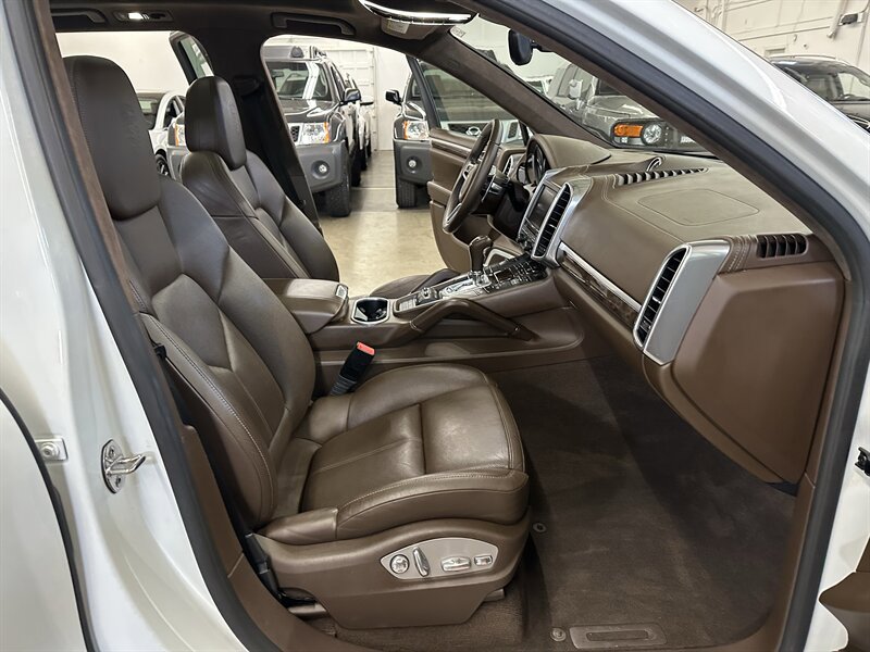 Used 2015 Porsche Cayenne Turbo w/ Premium Plus Package AWD/4WD image 14