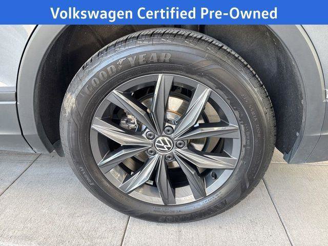 Used 2024 Volkswagen Tiguan SE w/ Panoramic Sunroof Package AWD/4WD image 13