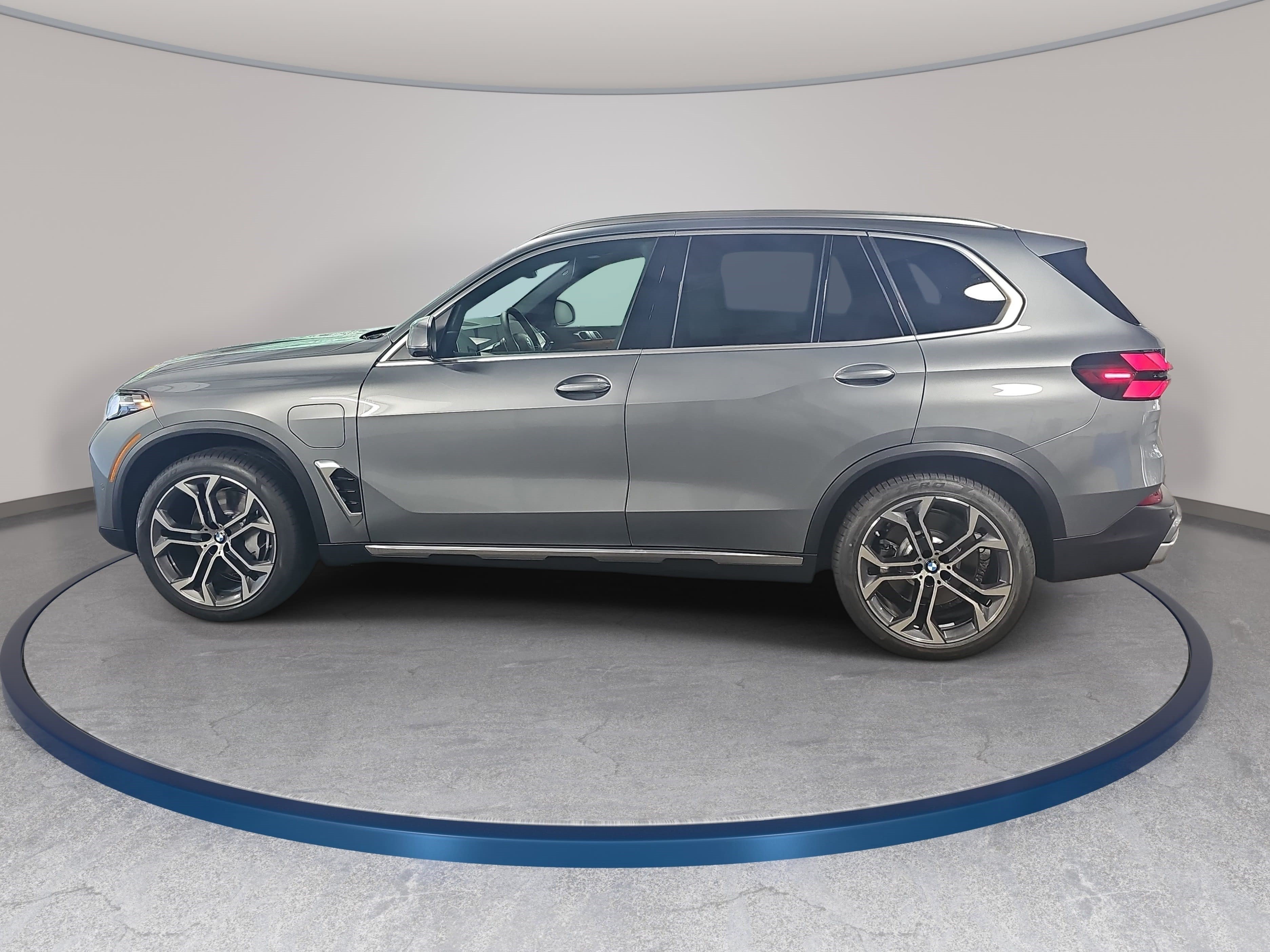 New 2026 BMW X5 xDrive50e w/ Climate Comfort Package AWD/4WD image 8