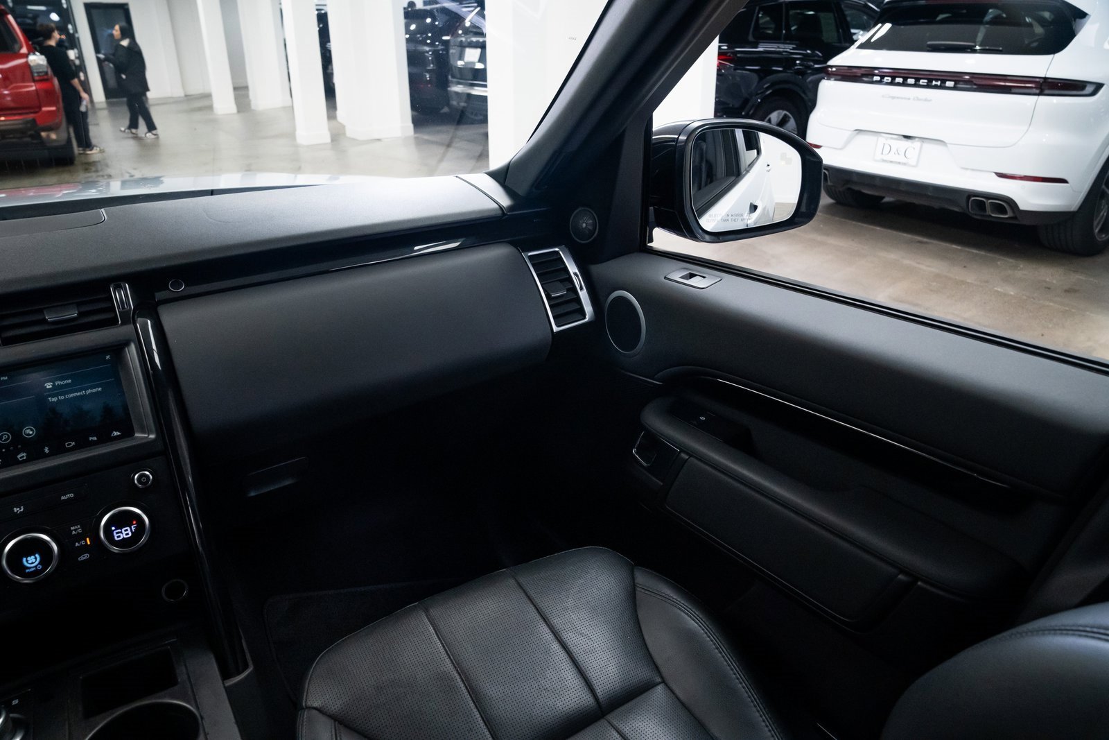 Used 2018 Land Rover Discovery SE image 11