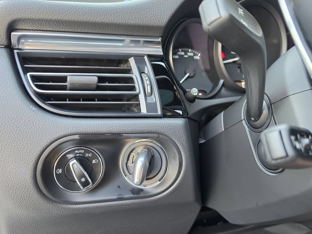 Certified 2025 Porsche Macan Turbo AWD/4WD image 23