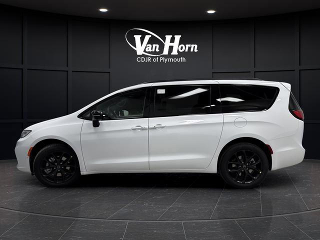 New 2026 Chrysler Pacifica Limited w/ Uconnect Theater Family Group image 14