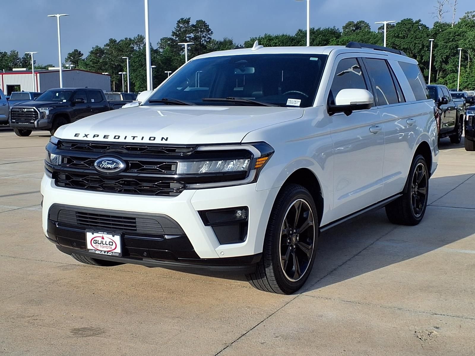 Used 2023 Ford Expedition Limited image 3