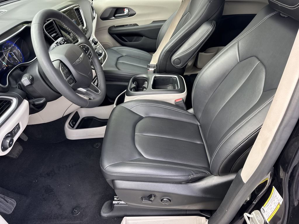 Used 2024 Chrysler Pacifica Touring-L image 9