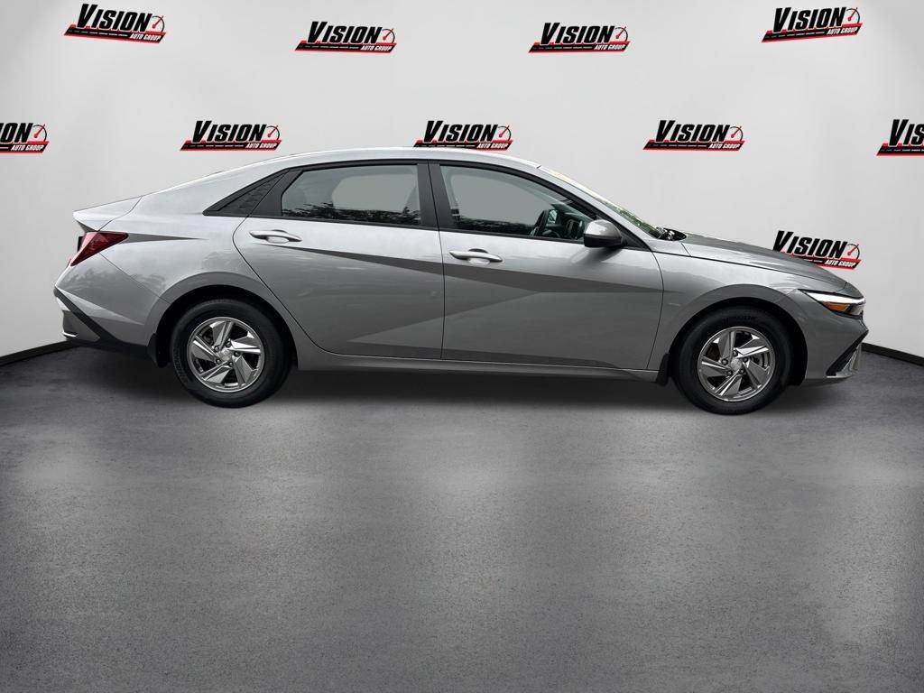Used 2025 Hyundai Elantra SE FWD image 6
