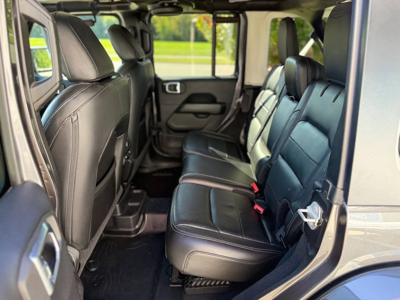 Used 2018 Jeep Wrangler Unlimited Sahara AWD/4WD image 14