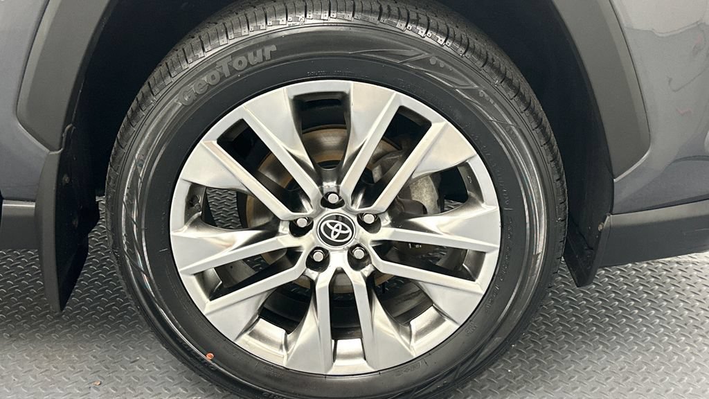 Certified 2021 Toyota RAV4 XLE Premium AWD/4WD image 21