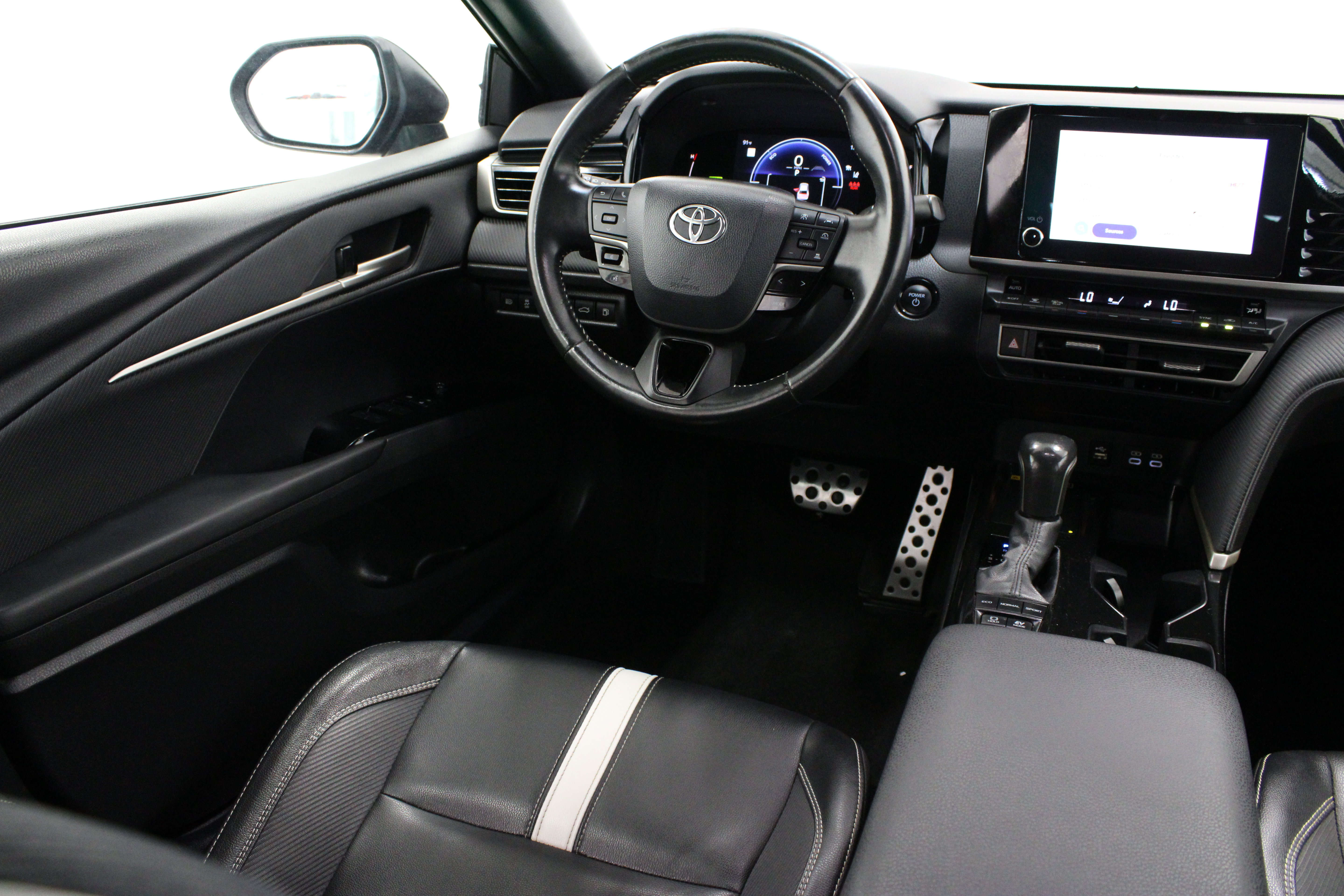 Used 2025 Toyota Camry SE FWD image 30