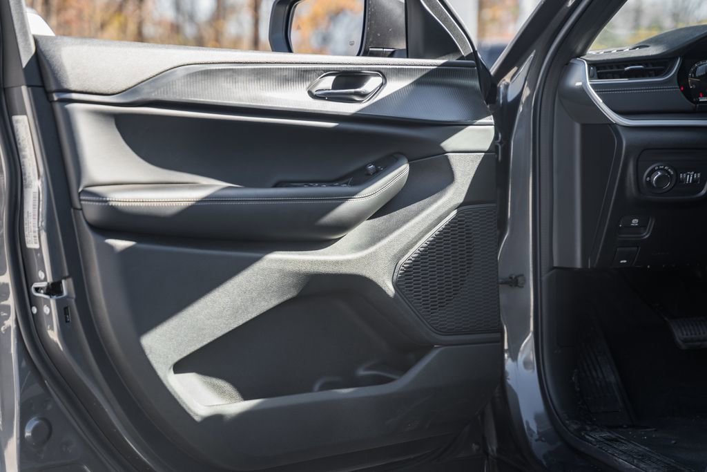 New 2025 Jeep Grand Cherokee Laredo X w/ Luxury Tech Group I image 35