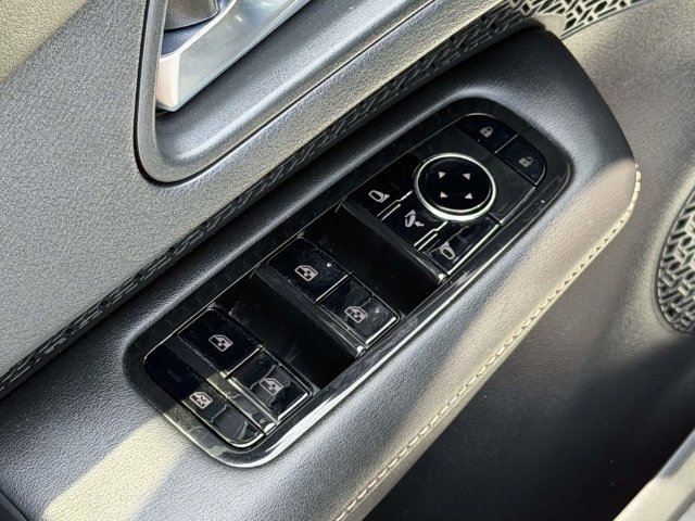 Used 2024 Nissan Ariya AWD image 18
