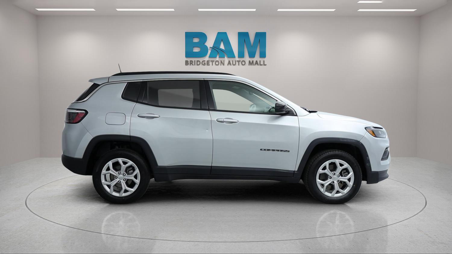 Used 2024 Jeep Compass Latitude image 2
